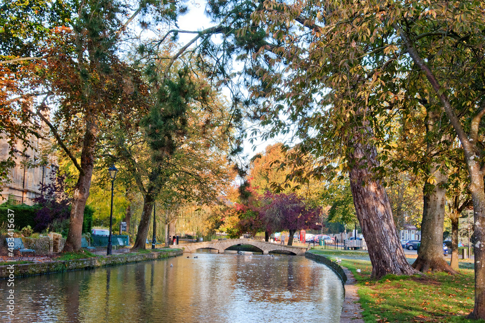 Obraz premium Bourton on the Water Autumn Trees Cotswolds Gloucestershire