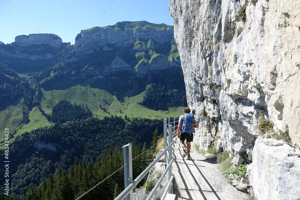 Wanderer am Wildkirchli in der Schweiz