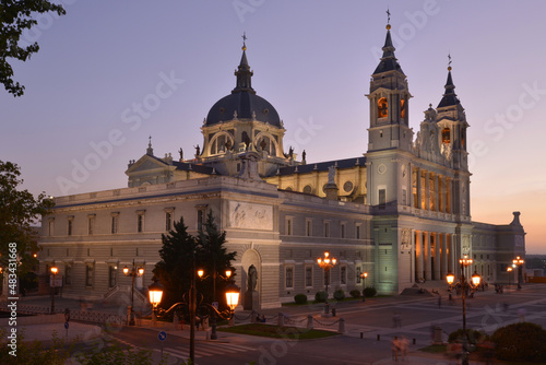 Vista nocturna de la catedral de la Almudena en el centro histórico de Madrid, España