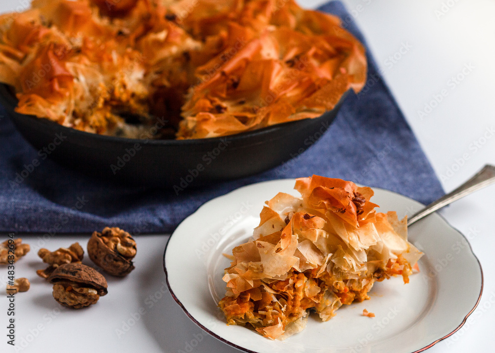 Pastete mit Filoteig, gefüllt mit Kürbis und Walnüssen Pastete mit Filoteig, gefüllt mit Kürbis und Walnüssen
