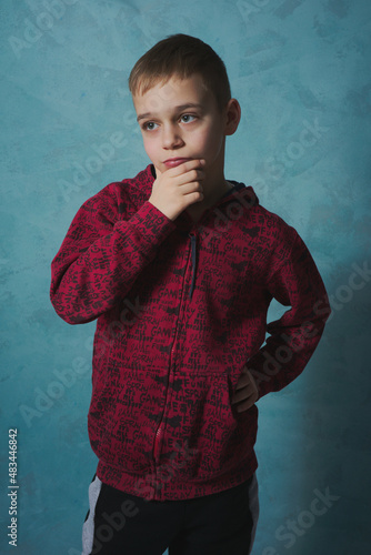 portret młodego chłopaka na turkusowym tle