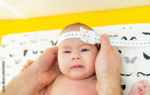 Фотография Shot of a pediatrician examining newborn baby
