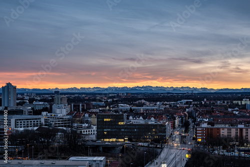 Sonnenuntergang M  nchen Alpen