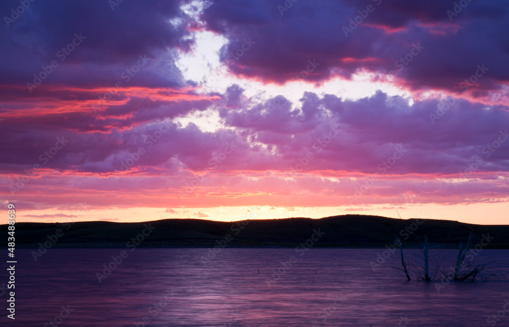 Obraz premium sunset over the lake