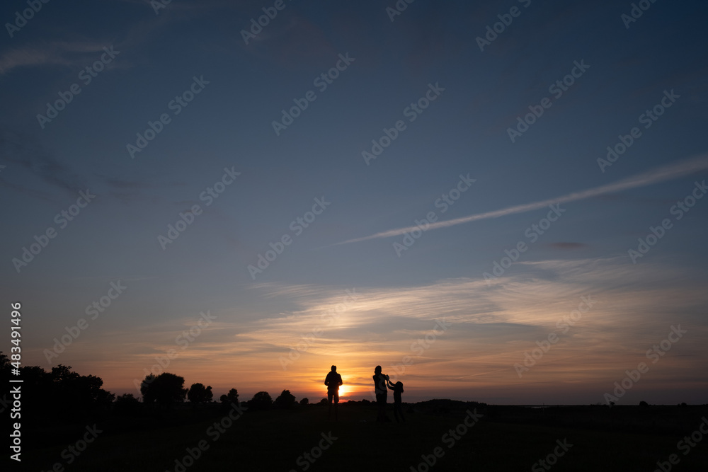 Drohnenpilot im Sonnenuntergang