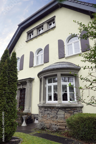 Fototapeta Naklejka Na Ścianę i Meble -  Gepflegte Villa im Kölner Stadtteil Rodenkirchen