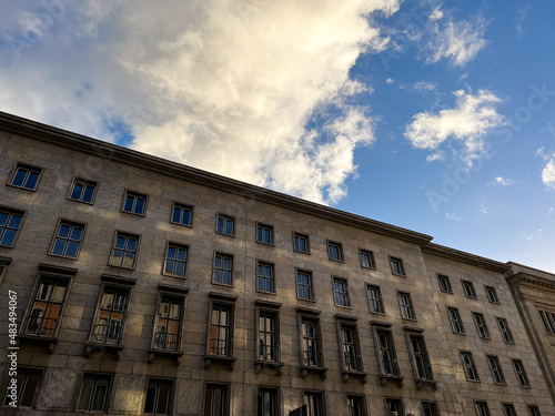 Fassade des Bundesfinanzministeriums mit blauem Himmel und Wolken | Berlin, Deutschland