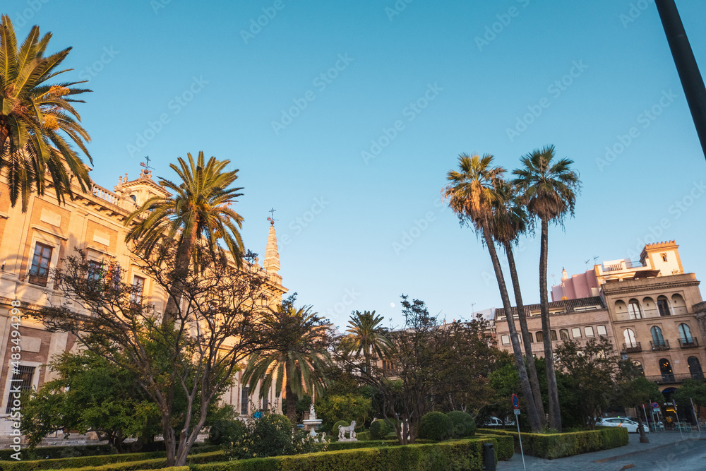 Palmen vor der gothischen Kathedrale von Sevilla und blauem Himmel | Sevilla, Spanien