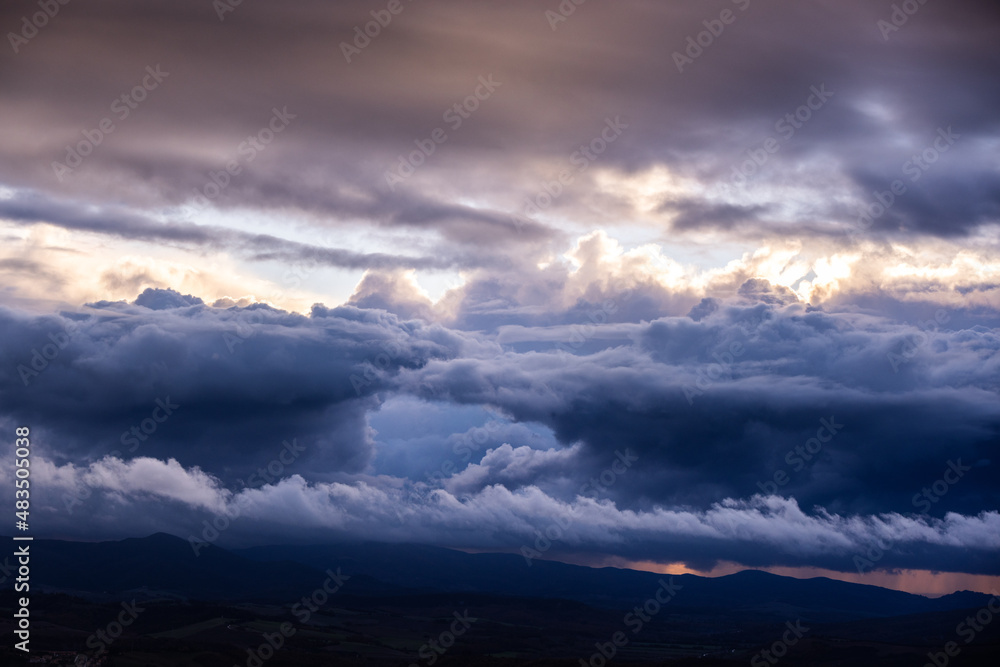 Obraz premium Dramatic clouds on a stormy evening - travel photography