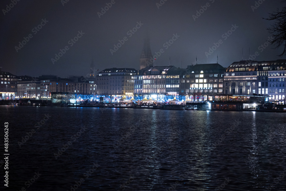 Obraz premium The Alster lake in the city center of Hamburg by night - street photography