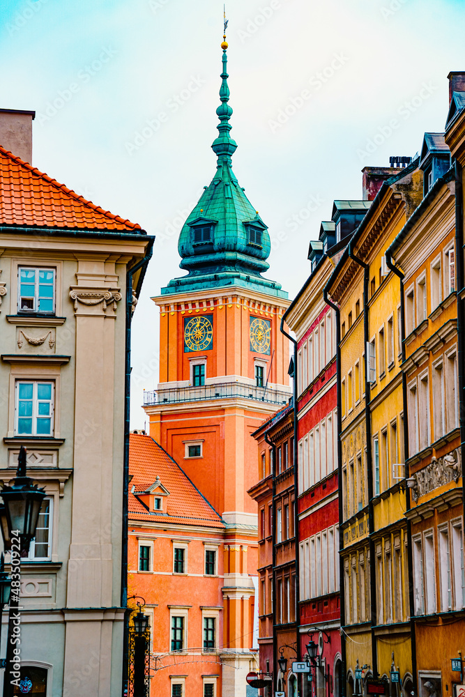 Obraz premium Colorful Buildings with Clock Tower of Royal Castle in old town Warsaw, Poland