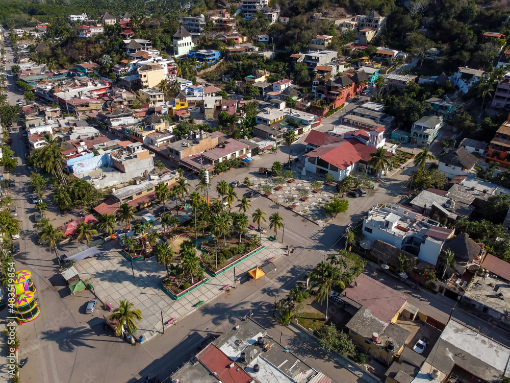 Toma aerea de el pueblo costero, La Manzanilla del Mar, Jalisco, Mexico