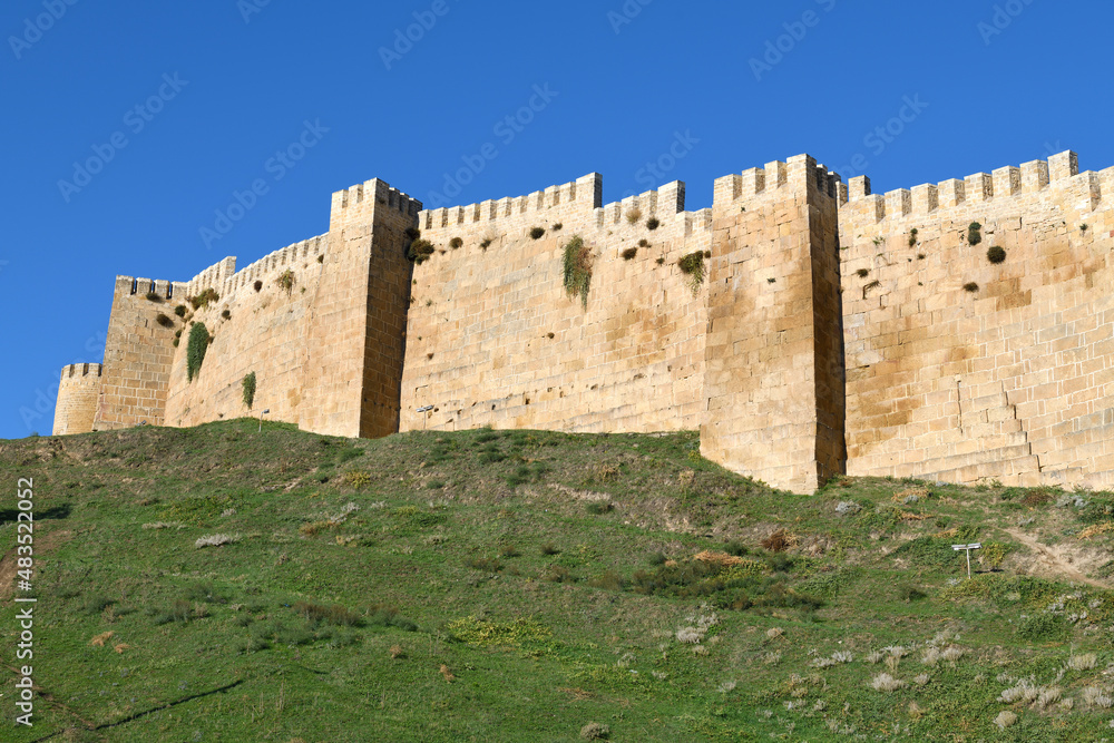 Obraz premium Fortress wall with towers on a sunny September day. Ancient fortress of Naryn-Kala in Derbent. Republic of Dagestan, Russian Federation