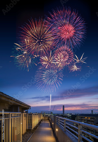 花火　高く輝く花火大会　夜空　花火イメージ　花火大会