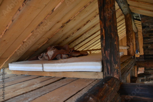 Matratzenlager in einem Holzhaus