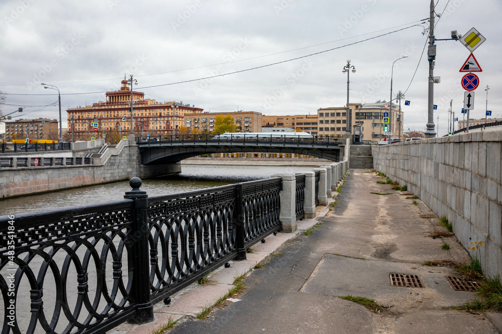 Ustinskaya embankment, Yauza River flows into Moskva River, Small Ustinsky Bridge