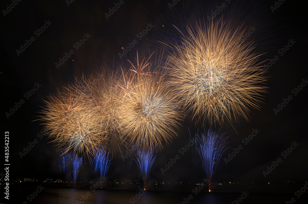 花火 高く輝く花火大会 夜空 花火イメージ 花火大会 カラフル 花火 高く輝く花火大会 夜空 花火イメージ 花火大会 カラフル