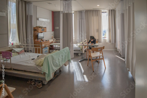 病室で勉強するこども