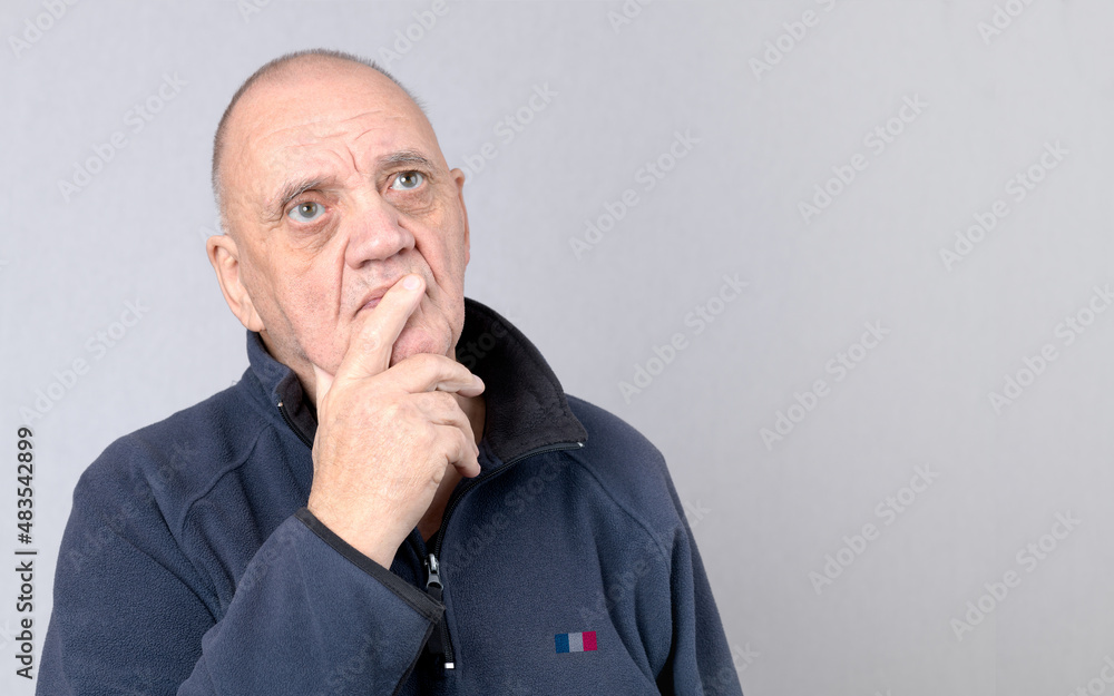 portrait homme âgé regard songeur sur fond gris portrait homme âgé regard songeur sur fond gris