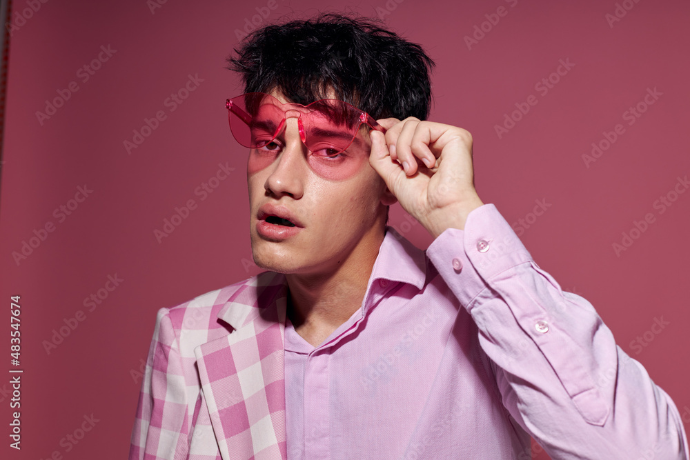 Obraz premium handsome guy pink shirt and glasses jacket fashion elegant style pink background unaltered