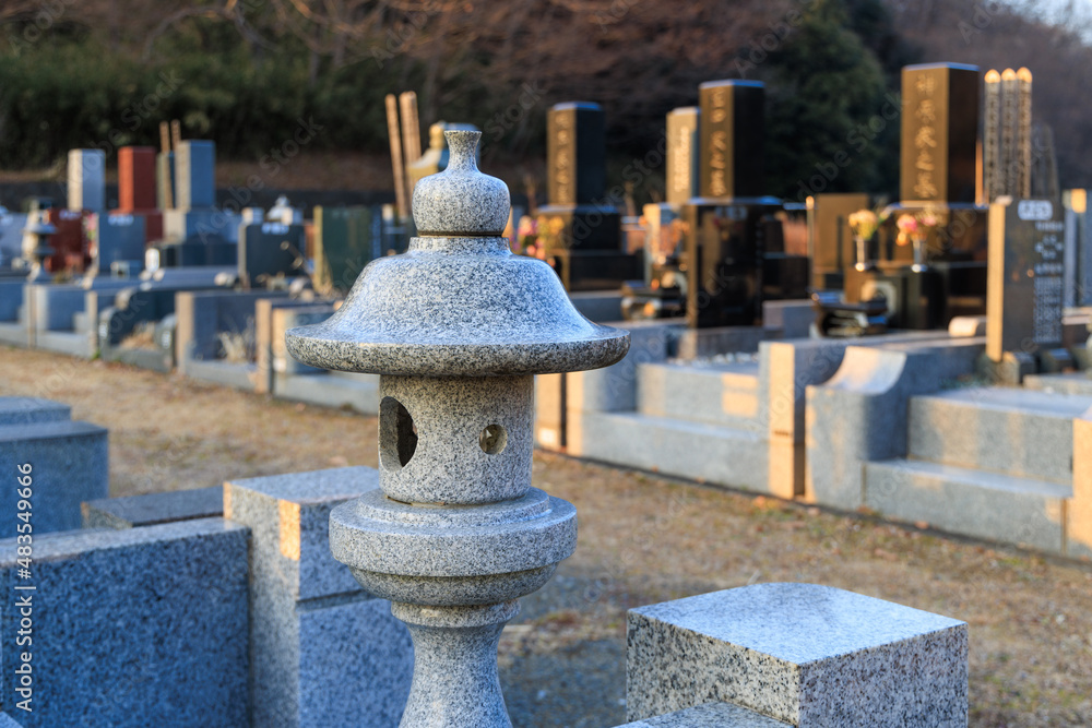 墓地の石灯篭と墓石