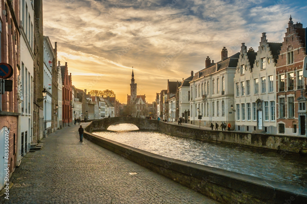 Fototapeta premium Canal in Bruges at Sunset