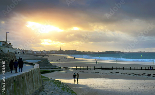 Promenade au coucher de soleil sur la plage du sillon de Saint Malo Intra Muros, Bretagne