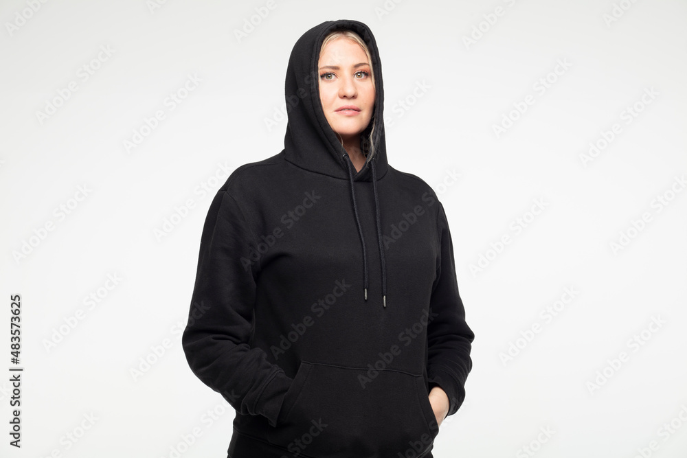 Femme a capuche Femme a capuche