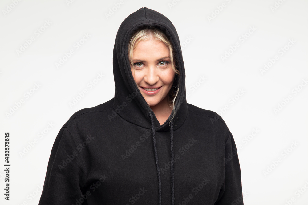 Femme a capuche Femme a capuche