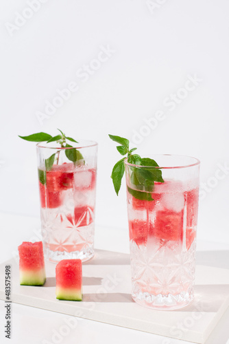 Wallpaper Mural Dos vasos de jugo de sandía desintoxicante con hojas verdes trozos de sandia y hielo sobre fondo claro	 Torontodigital.ca