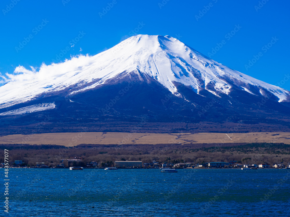 日本の美しい山富士山とふもとにたたずむ山中湖