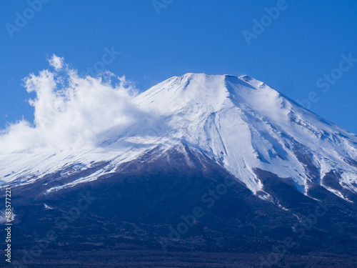 目が覚めるような青空に映える日本の美しい富士山の頂上 © odayaka
