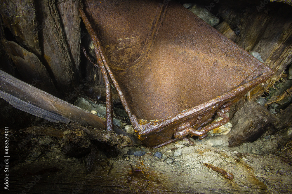 Fototapeta premium Underground gold mine tunnel with wagon