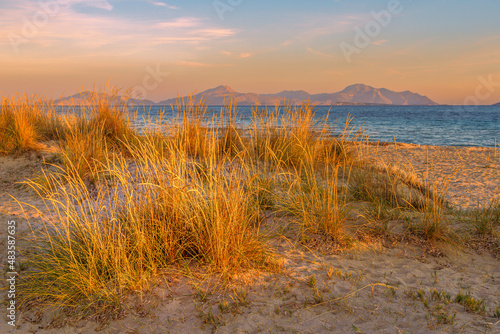 Fototapeta Naklejka Na Ścianę i Meble -  Sandstrand von Marmari auf der griechischen Insel Kos mit Blick zum türkischen Festland bei Bodrum