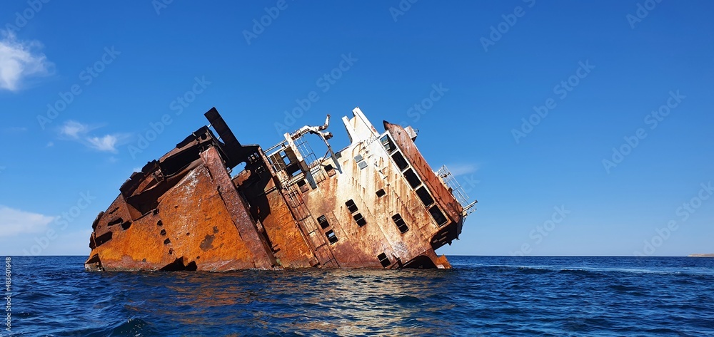 shipwreck on the island of island - obrazy, fototapety, plakaty 