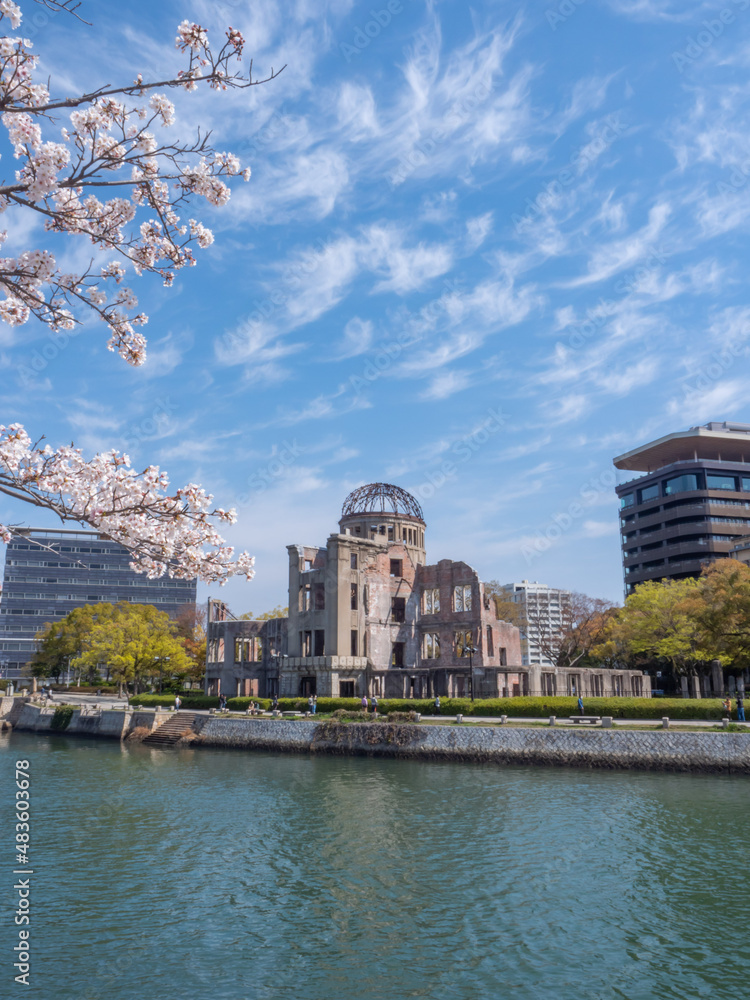 広島平和記念公園の桜と原爆ドーム