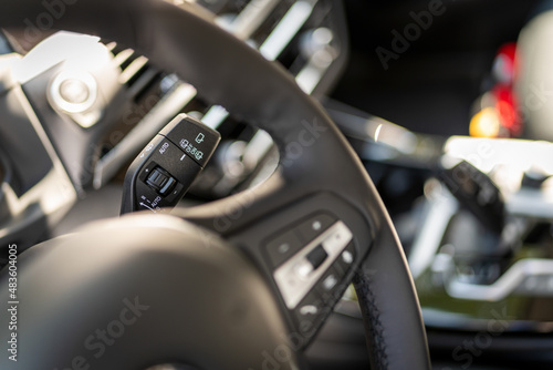 Widok wnętrza samochodu z widokiem części kierownicy w centralnie umieszczonym elementem odpowiedzialnym za regulację prędkości wycieraczek. oraz dźwignią, która uruchamia spryskiwacz z płynem. © Leszek