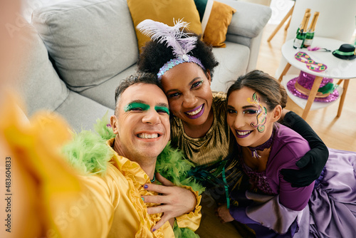 Multiracial group of friends in Mardi Gras costumes have fun while taking selfie Fototapet