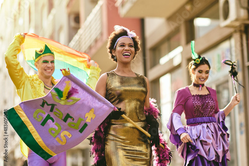 Stampa su tela Happy multi-ethnic people in Mardi Gras costumes have fun on Brazilian street carnival
