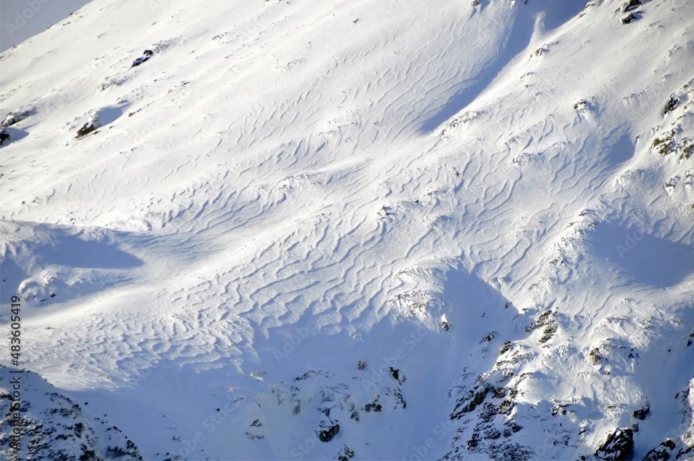 Tatry, zima, lawina śnieżna w górach, zagrożenie lawinowe, - obrazy, fototapety, plakaty 