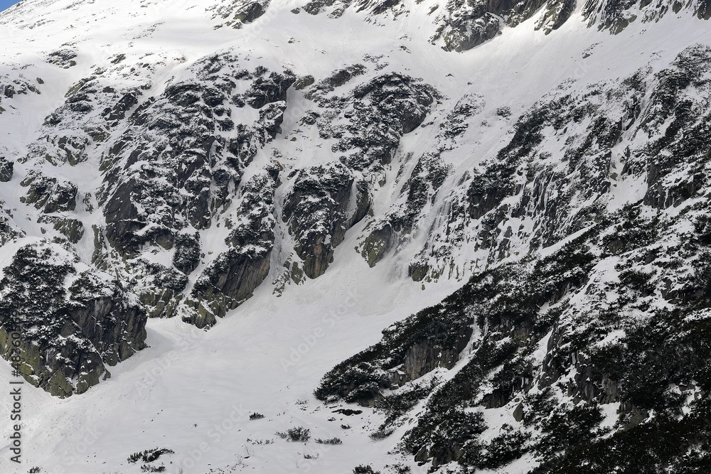 Tatry, zima, lawina śnieżna w górach, zagrożenie lawinowe,