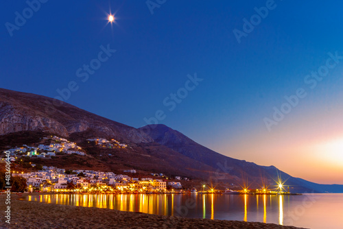 Hafenstadt Aegiali auf der griechischen Insel Amorgos zum Sonnenuntergang