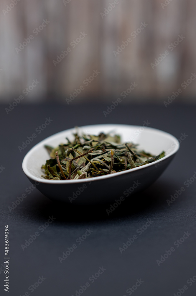 Teeschale und Gaiwan vor Holzhintergrund, tee, tea, чай Teeschale und Gaiwan vor Holzhintergrund, tee, tea, чай