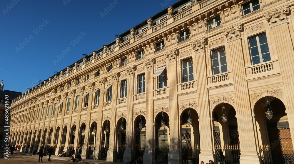 Palais-Royal, façade de la galerie de Beaujolais, célèbre monument d’architecture néoclassique dans la ville de Paris (France)