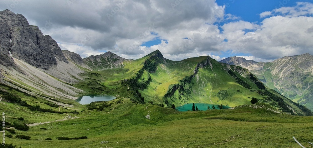 Fototapeta premium Traualpsee und Lache in den Tannheimer Bergen, Tirol, Österreich