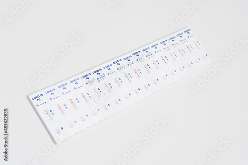 Covid-19 Schnelltest in einer Reihe, negatives Ergebnis, von schräg oben gesehen. photo