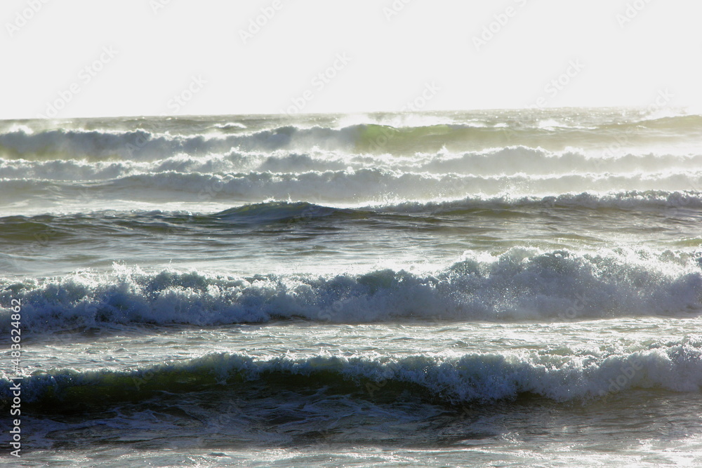 olas de mar en el inicio de la puesta de sol, fuerza del mar