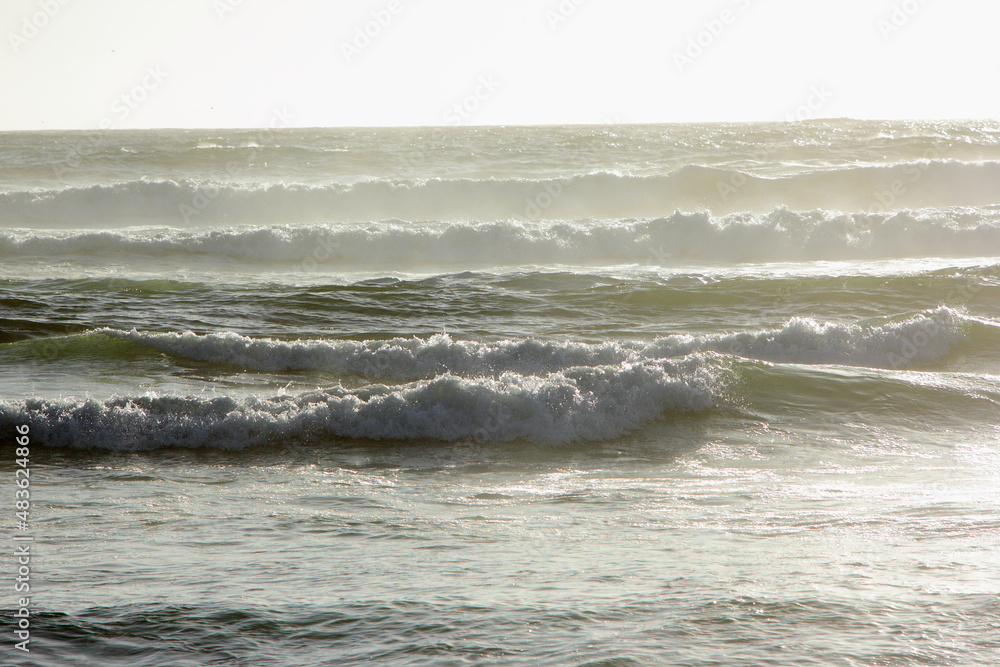 Fototapeta premium olas de mar en el inicio de la puesta de sol, fuerza del mar