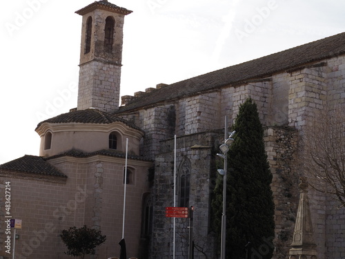 iglesia de sant francesc de montblanch, del siglo trece y catorce, antiguamente fue monasterio y fábrica de licores, campanario de planta cuadrada con cuatro arcos, contrafuertes, tarragona, españa photo