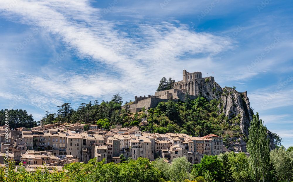 Naklejka premium View of the city of Sisteron in France, with the fort on top of the hill
